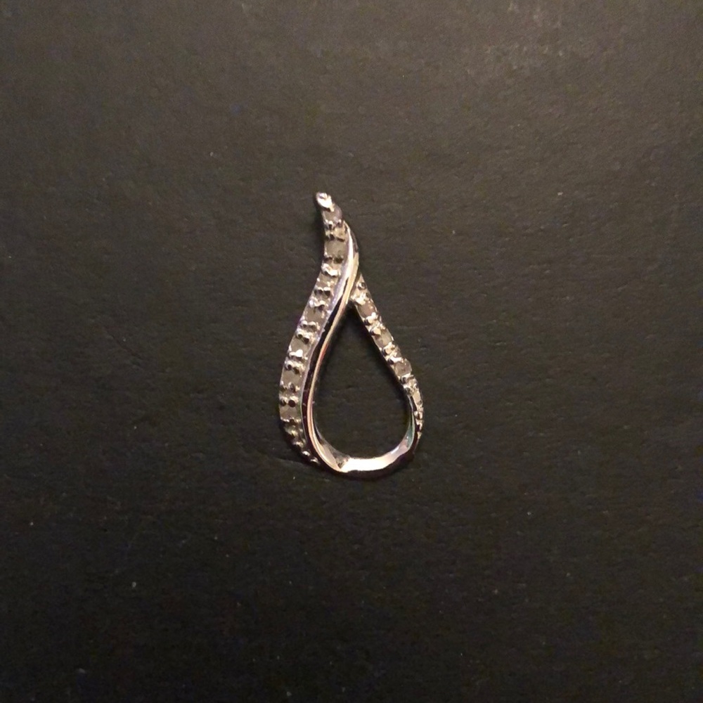 Teardrop pendant with chain